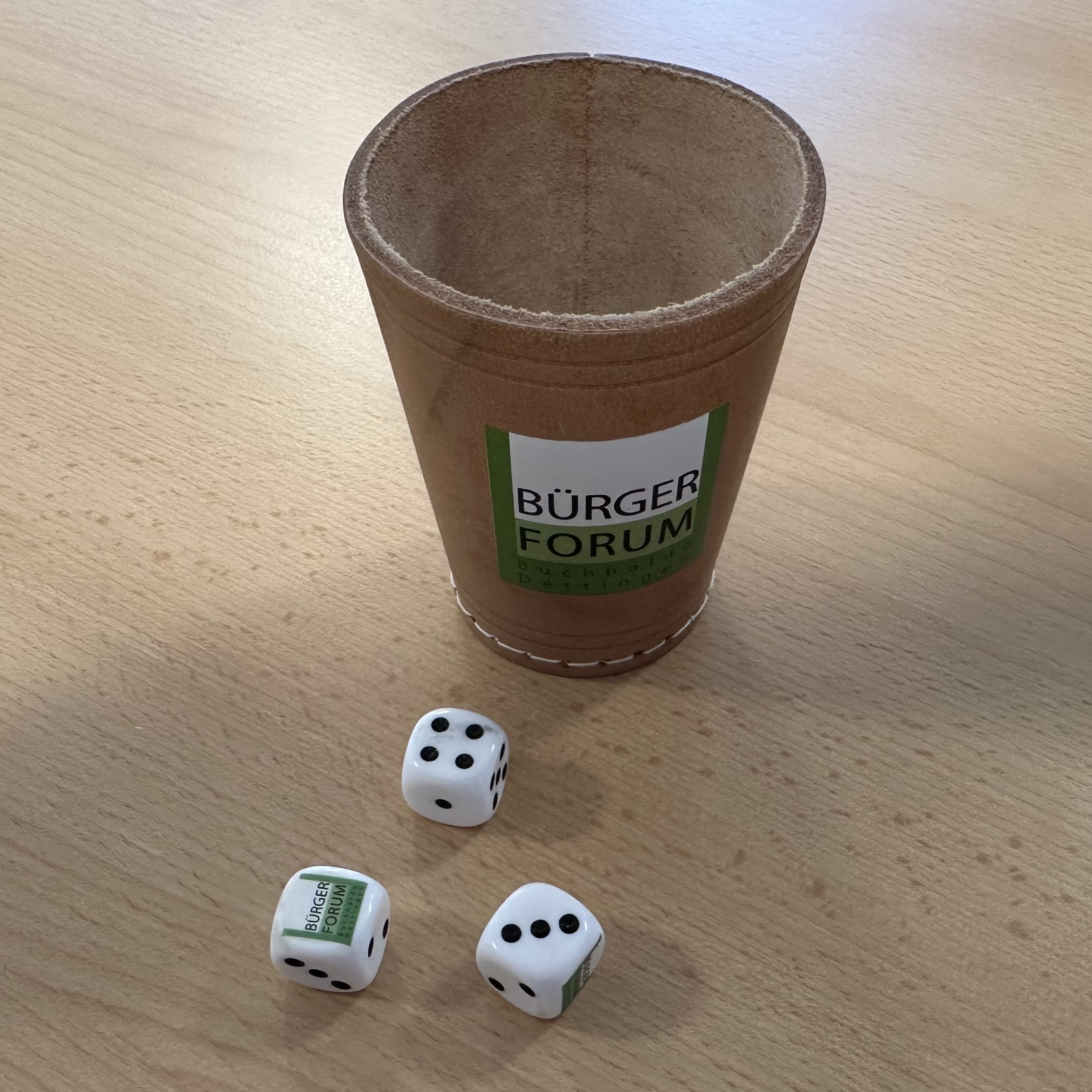 Würfelbecher
