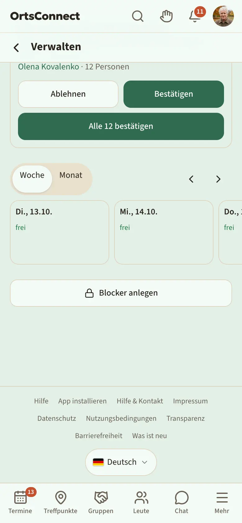 Verwaltung › Belegung, Wochenansicht mit drei Tagesspalten, einem bestätigten (voll gefärbten) und einem angefragten (gestrichelt umrandeten) Block; Umschalter „Woche · Monat“ markiert