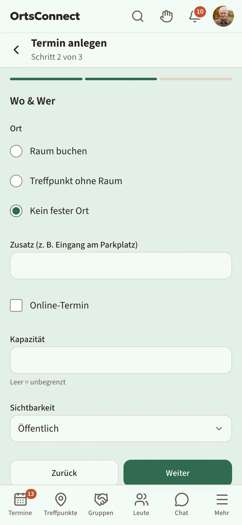 Assistent „Termin anlegen“, Schritt 2 „Wo & Wer“ mit Auswahl „Raum buchen“ / „Treffpunkt ohne Raum“ / „Kein fester Ort“, Kapazität und Sichtbarkeit