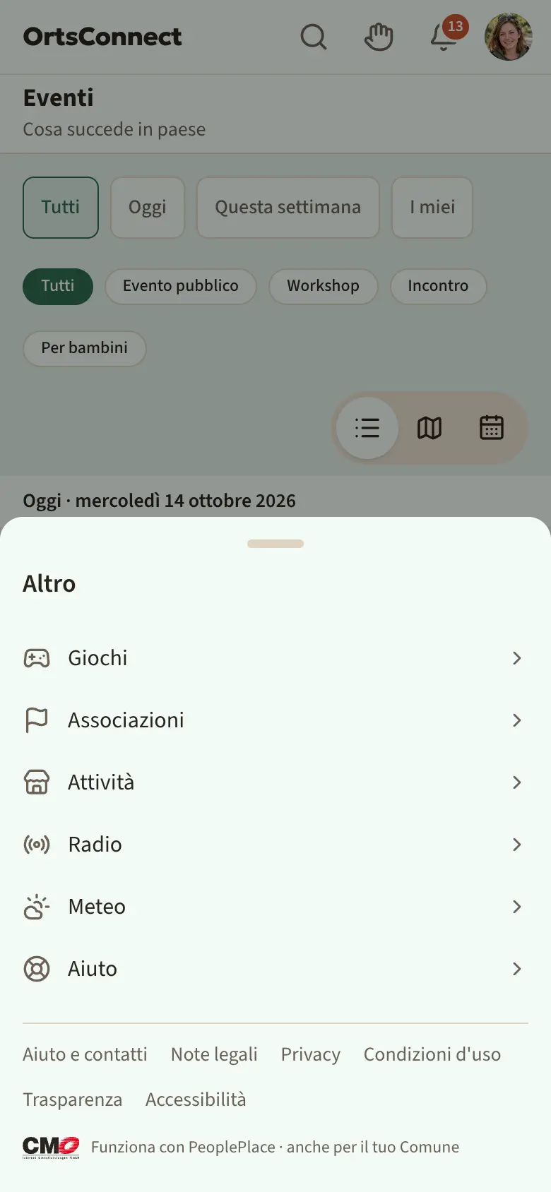 barra inferiore con Eventi, Luoghi, Gruppi, Persone, Chat, Altro; «Eventi» è evidenziato come attivo, sul simbolo della chat un numero 2; accanto la finestra aperta «Altro» con Associazioni, Attività e Aiuto, sotto la riga con Aiuto e contatti, Note legali, Privacy ecc.