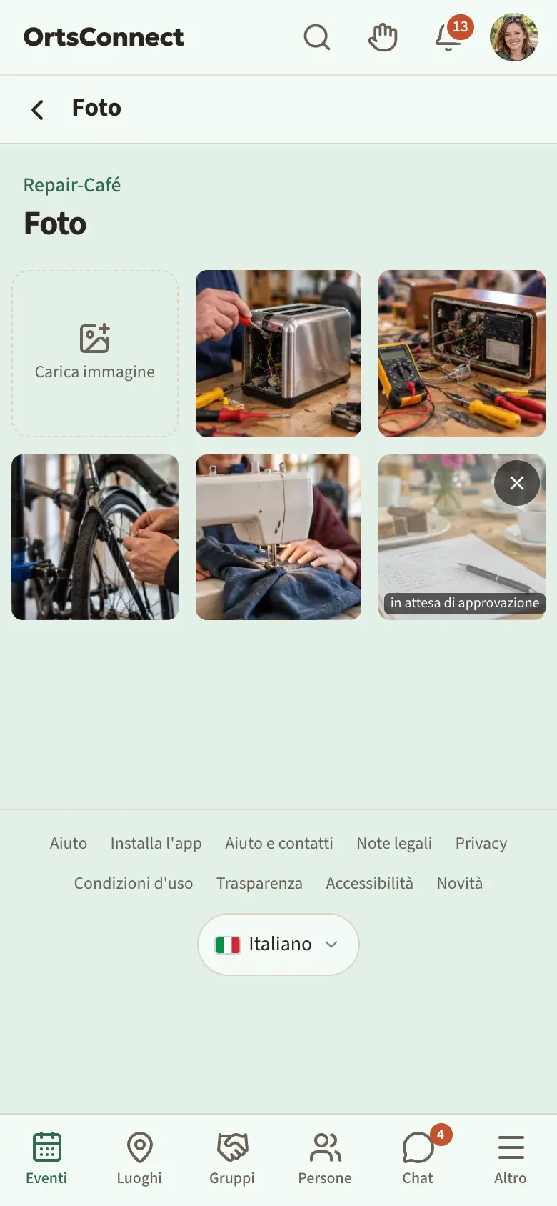 Pagina «Foto» di un evento con una griglia di foto, in alto a sinistra il campo «Carica immagine» evidenziato, una foto con l'avviso «in attesa di approvazione»
