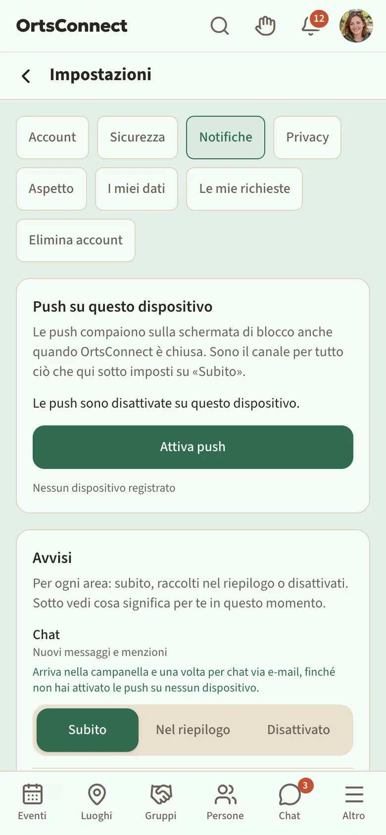 pagina «Notifiche» nelle impostazioni con diverse aree (Chat, Eventi, Persone), ognuna con tre pulsanti Subito, Nel riepilogo, Disattivato; sotto «Orario di silenzio» con l'interruttore attivo e gli orari Dalle 22:00 e Alle 07:00