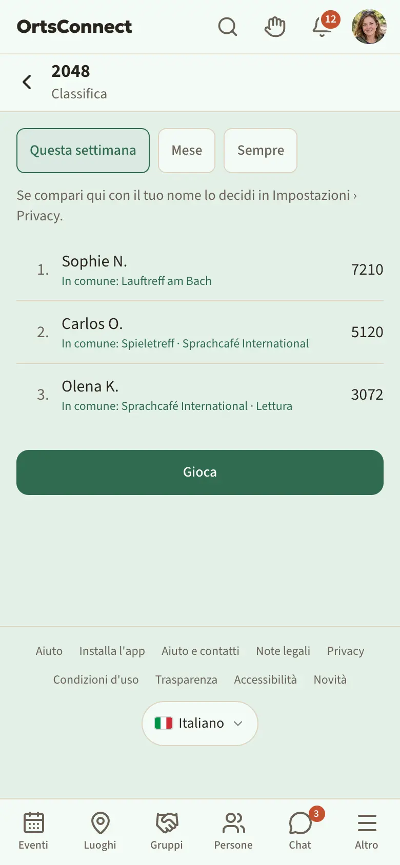 pagina «Classifica» di un gioco con le schede Questa settimana, Mese, Sempre e un elenco di posizioni, sotto ognuna una riga «In comune: …»