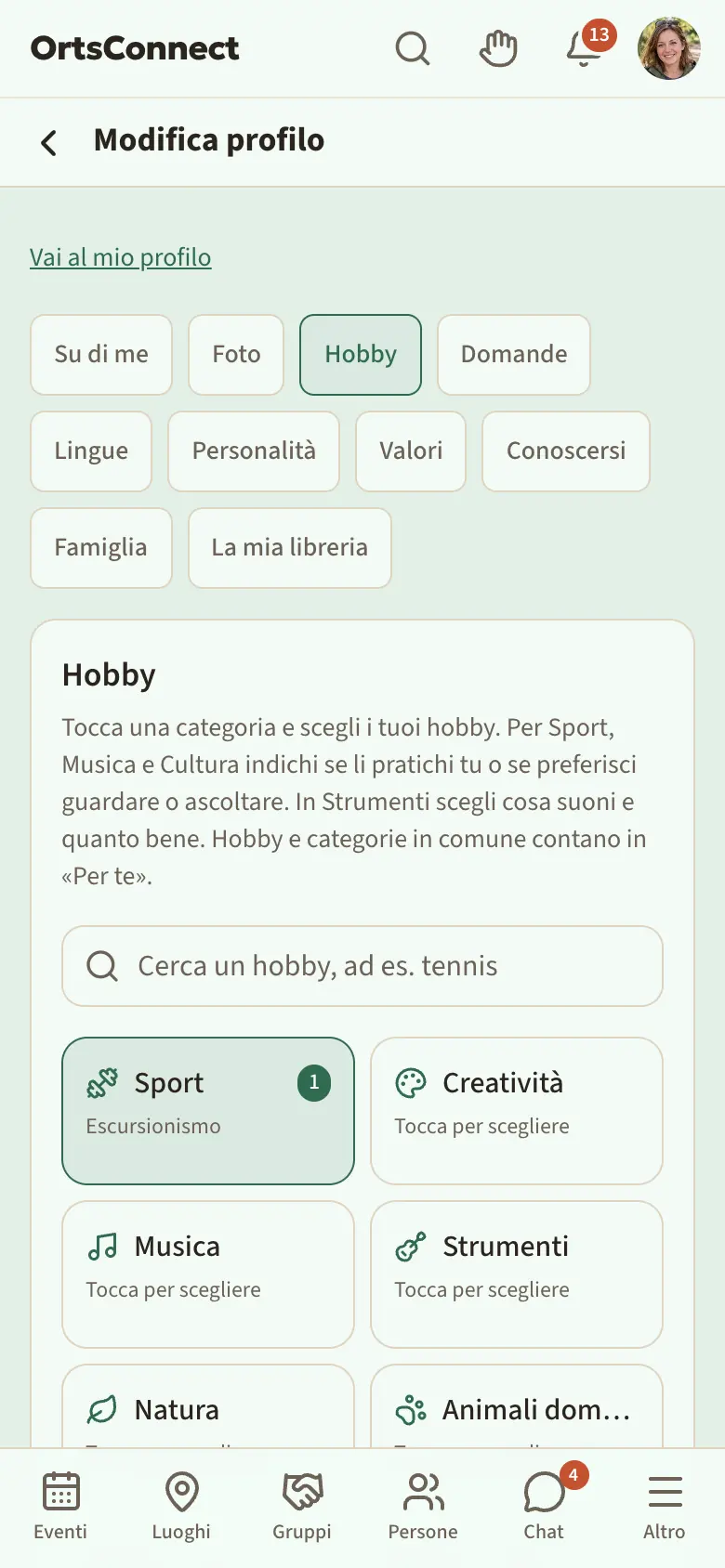 Il mio profilo › Modifica profilo sul telefono: in alto la barra delle schede con Su di me, Foto, Hobby, Domande …; «Hobby» è attiva e ha un punto colorato; in basso la spunta «Mostra nel mio profilo» e sotto, sopra la barra, la riga fissa «Non salvato» con il pulsante «Salva Hobby» evidenziato