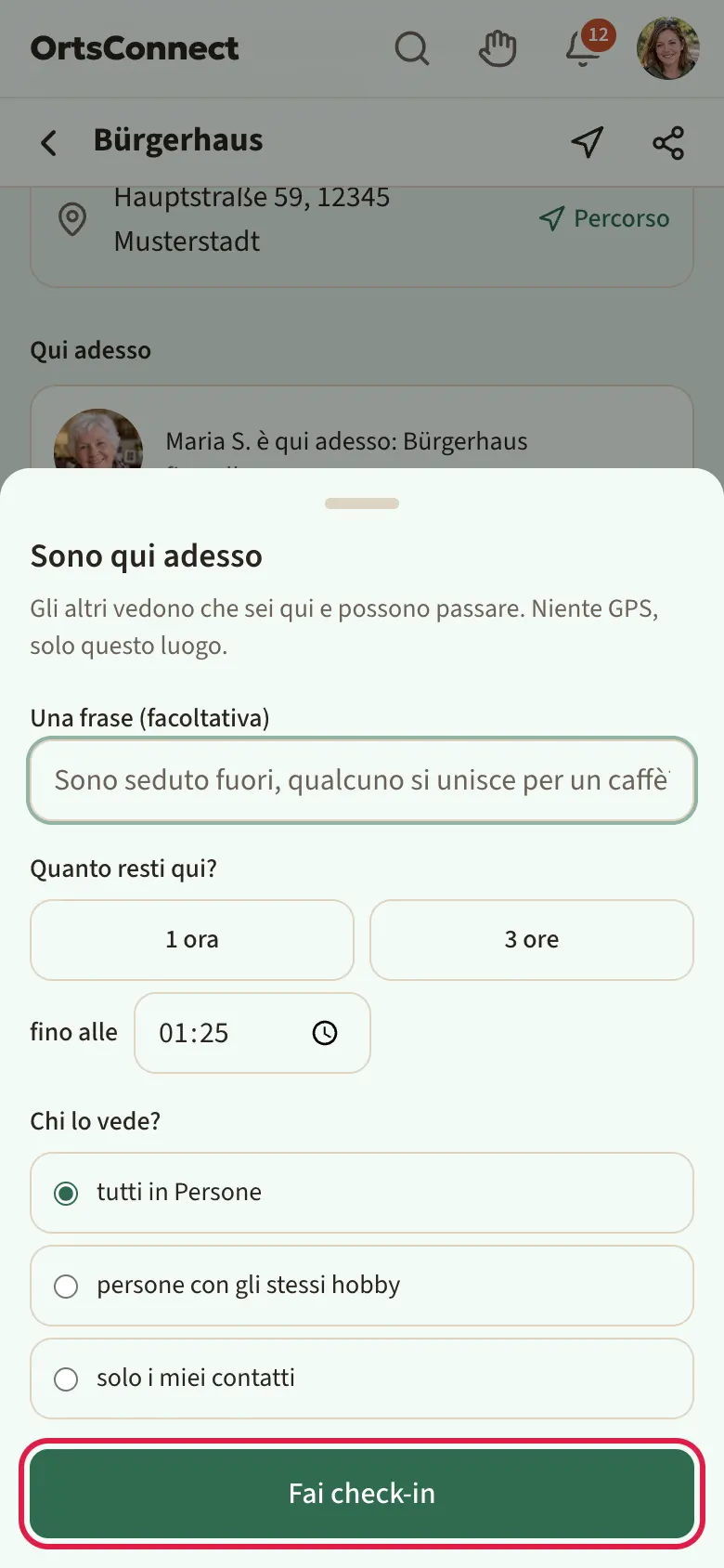 Pagina di un luogo (ad es. un bar) sul telefono con la finestra aperta «Sono qui adesso»: scelta «1 ora» / «3 ore» e orario, campo «Una frase (facoltativa)», «Chi lo vede?» e il pulsante «Fai check-in» evidenziato