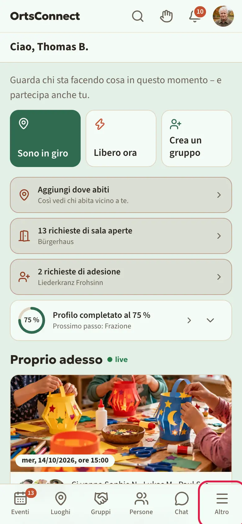 Pagina Home sul telefono con la barra in alto (logo, ricerca, campanella, avatar), la riga «Le mie organizzazioni» e la barra delle schede in basso; «Altro» evidenziato (lì si trovano le associazioni)