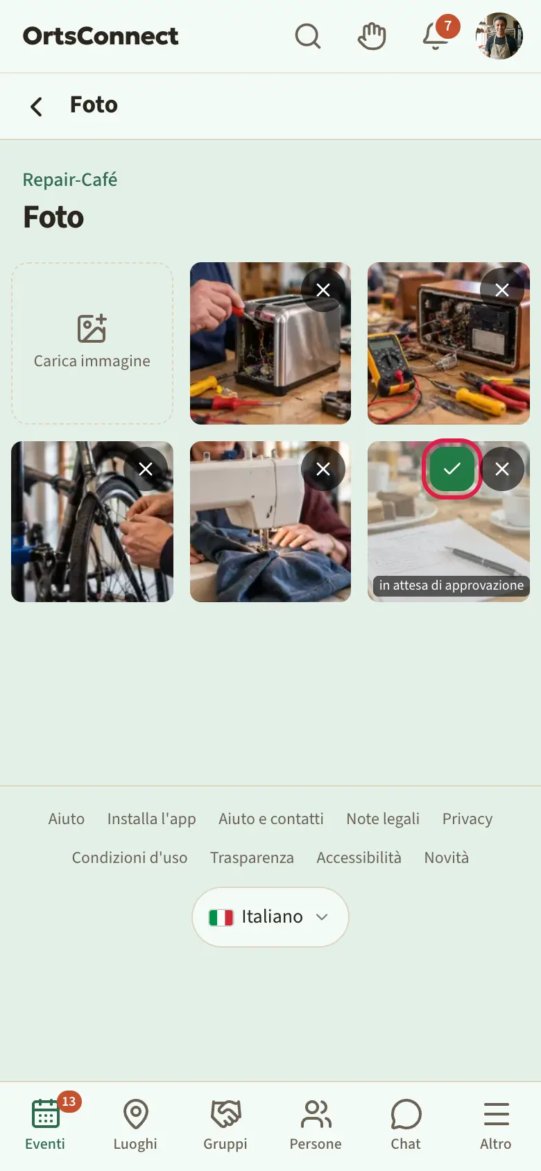 Pagina delle foto di un evento a griglia, una foto semitrasparente con «in attesa di approvazione» e i pulsanti rotondi spunta e croce