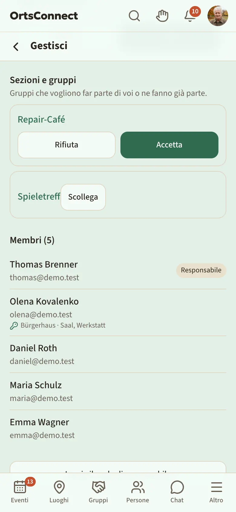 Gestisci › Membri di un'associazione, sezione «Sezioni e gruppi» con un gruppo in attesa (pulsanti «Rifiuta» e «Accetta») e un gruppo confermato (pulsante «Scollega»)