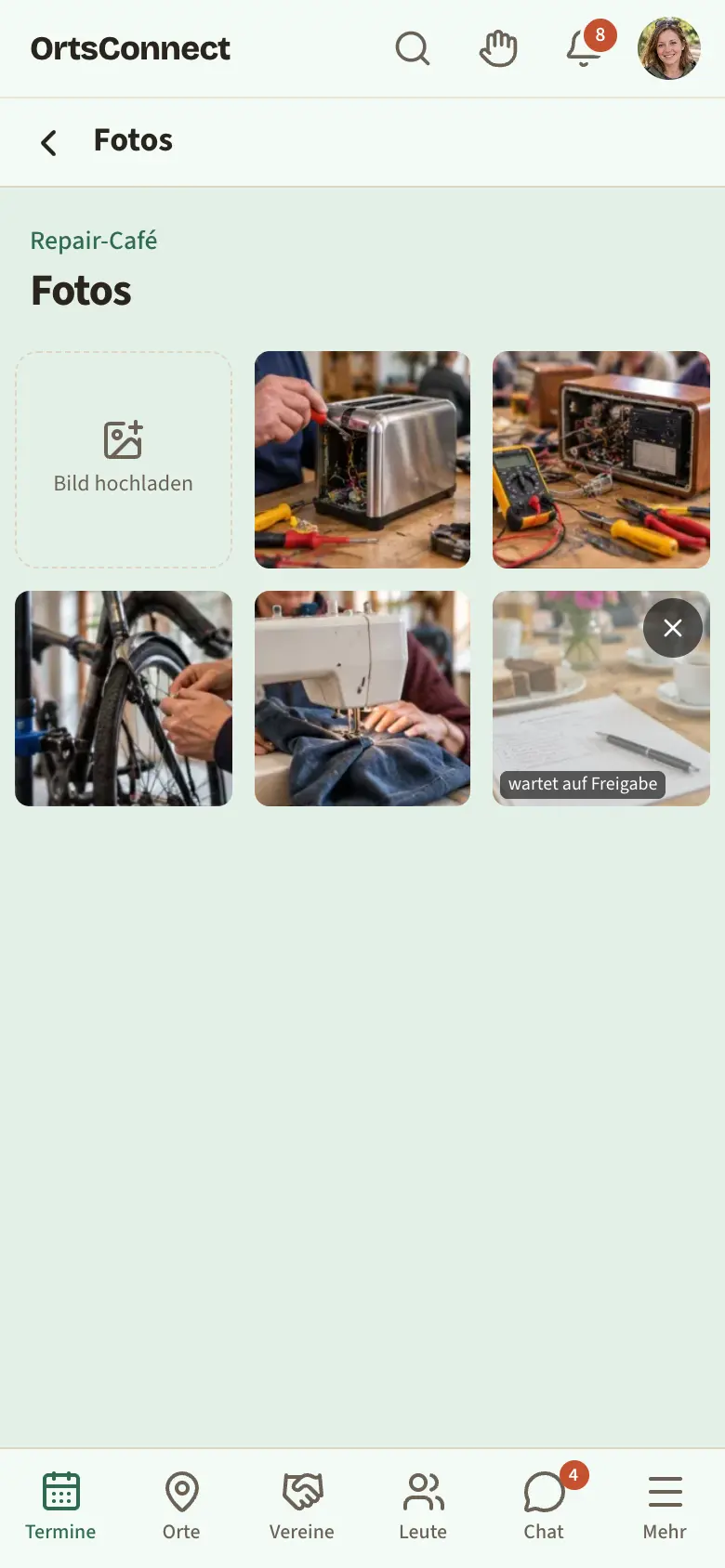 Seite „Fotos“ eines Termins mit Foto-Raster, links oben das Feld „Bild hochladen“ markiert, ein Foto mit dem Hinweis „wartet auf Freigabe“