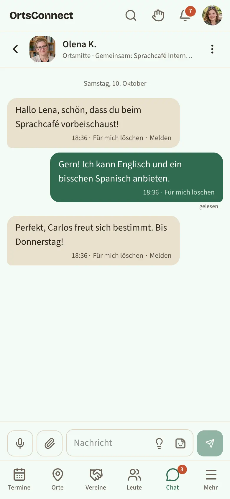 geöffnetes Direktgespräch mit mehreren Sprechblasen, eigene Blasen rechts in Grün, unter der letzten eigenen Nachricht „gelesen“, unten das Eingabefeld „Nachricht“ und rechts das Mikrofon-Symbol