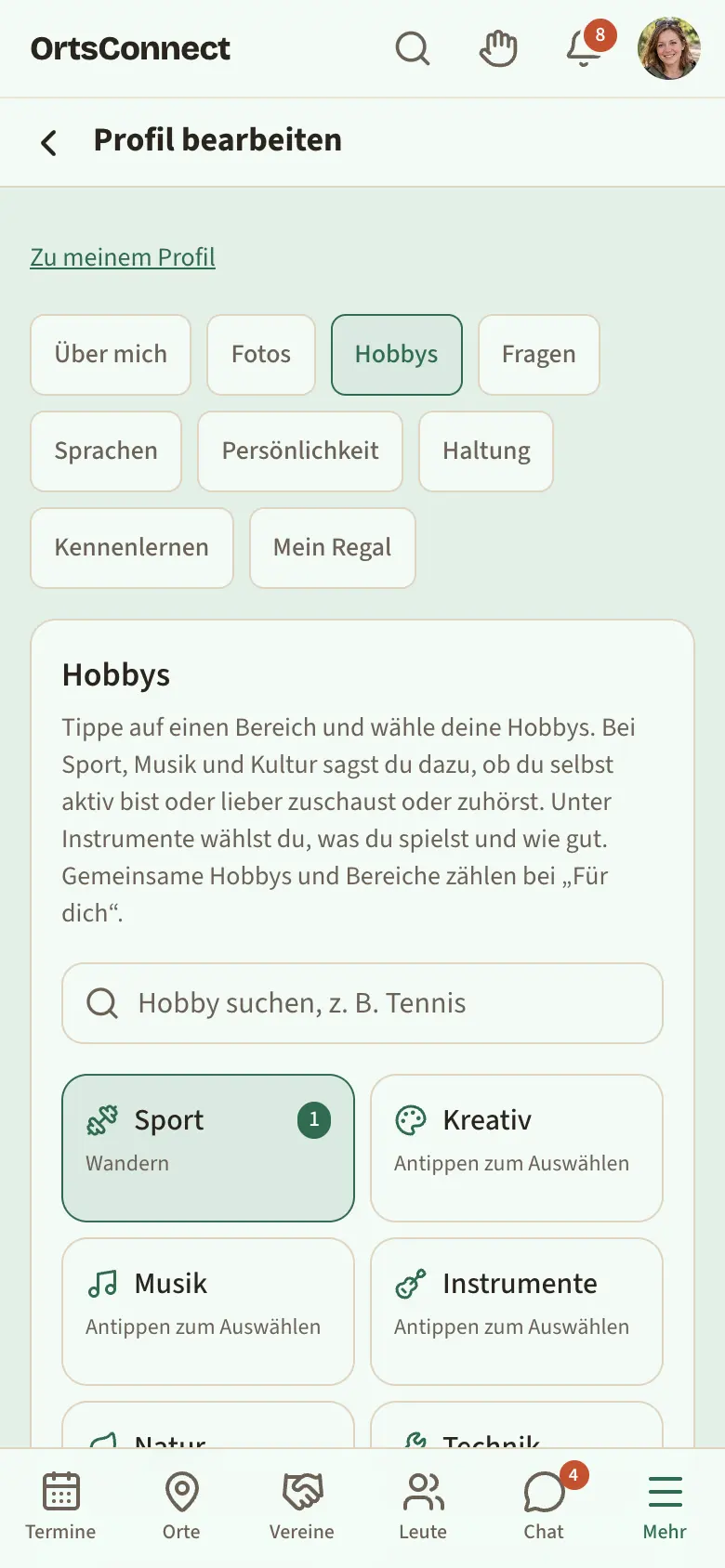 Mein Profil › Profil bearbeiten am Handy: oben die Reiter-Leiste mit Über mich, Hobbys, Fragen, Sprachen …; „Hobbys“ ist aktiv und trägt einen farbigen Punkt; unten das Häkchen „In meinem Profil anzeigen“ und der Knopf „Hobbys speichern“ markiert