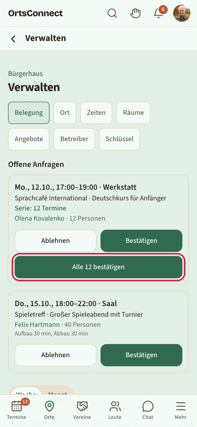 Verwaltung › Belegung, Anfrage mit Hinweis „Serie: 12 Termine“ und dem breiten Knopf „Alle 12 bestätigen“ markiert