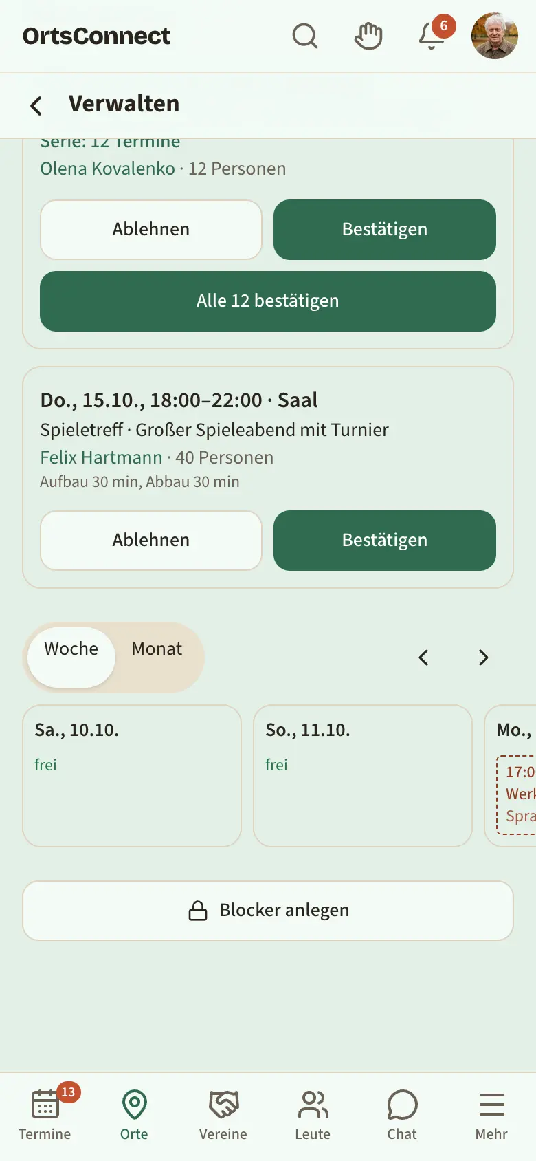 Verwaltung › Belegung, Wochenansicht mit drei Tagesspalten, einem bestätigten (voll gefärbten) und einem angefragten (gestrichelt umrandeten) Block; Umschalter „Woche · Monat“ markiert