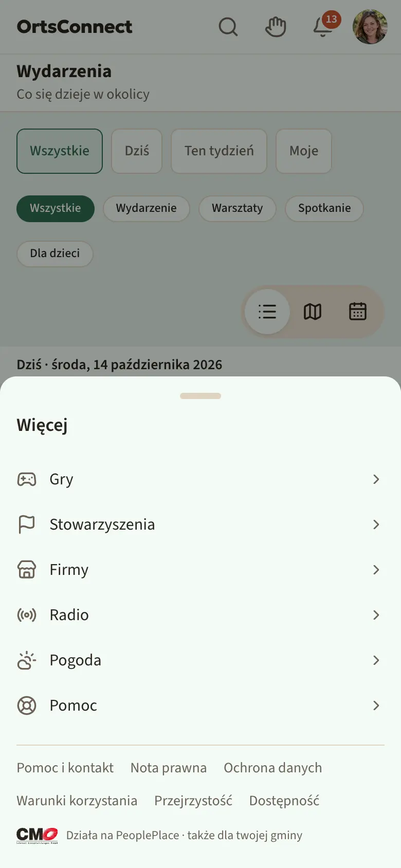 dolny pasek z Wydarzenia, Miejsca, Grupy, Ludzie, Czat, Więcej; „Wydarzenia” wyróżnione jako aktywne, przy symbolu czatu liczba 2; obok otwarte okno „Więcej” ze Stowarzyszenia, Firmy i Pomoc, pod spodem wiersz z Pomoc i kontakt, Nota prawna, Ochrona danych itd.