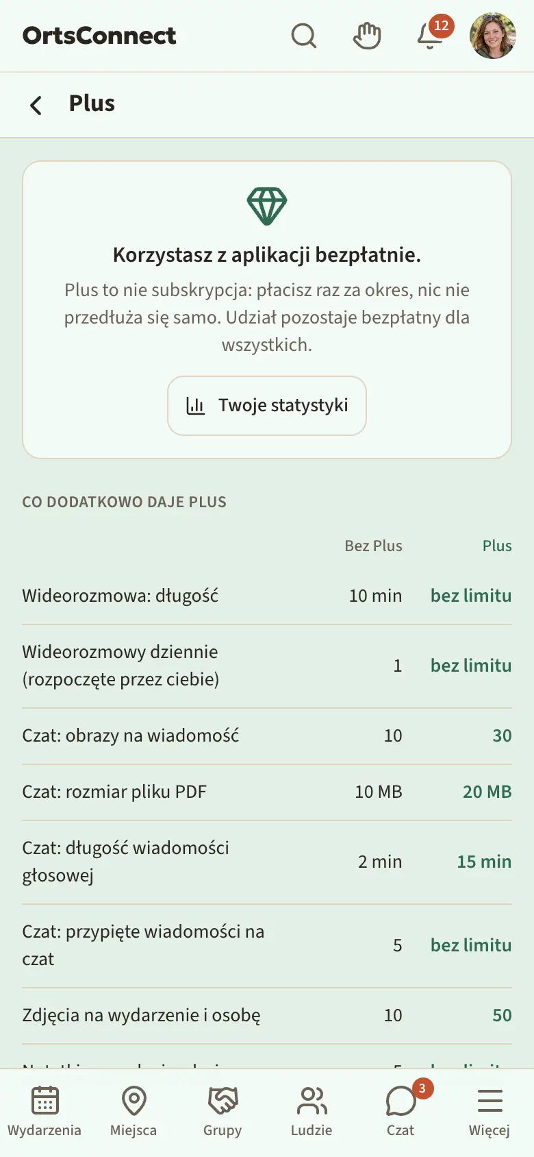 Strona „Plus” w przeglądarce na telefonie: na górze „Korzystasz z aplikacji bezpłatnie.” i zdanie „Plus to nie subskrypcja …”, pod spodem tabela „Co dodatkowo daje Plus” z kolumnami „Bez Plus” i „Plus”, niżej „Zdobądź Plus” z okresami 1 miesiąc i 12 miesięcy oraz „Przejdź do płatności”
