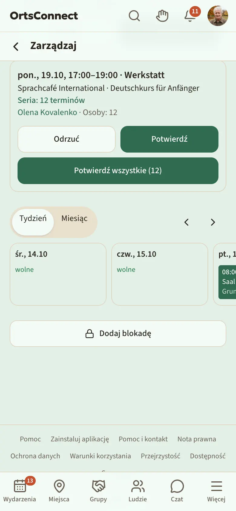 Zarządzanie › Obłożenie, sekcja „Otwarte prośby” z kartą: data, godzina, sala, organizacja, cel, osoby, przygotowanie/sprzątanie; zaznaczone przyciski „Odrzuć” i „Potwierdź”