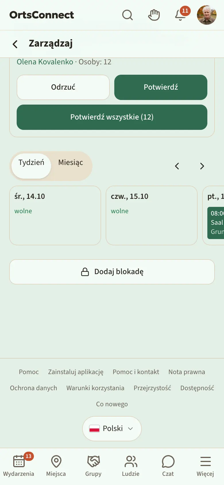 Zarządzanie › Obłożenie, widok tygodnia z trzema kolumnami dni, jednym potwierdzonym (w pełni wypełnionym) i jednym proszonym (obramowanym linią przerywaną) blokiem; zaznaczony przełącznik „Tydzień · Miesiąc”