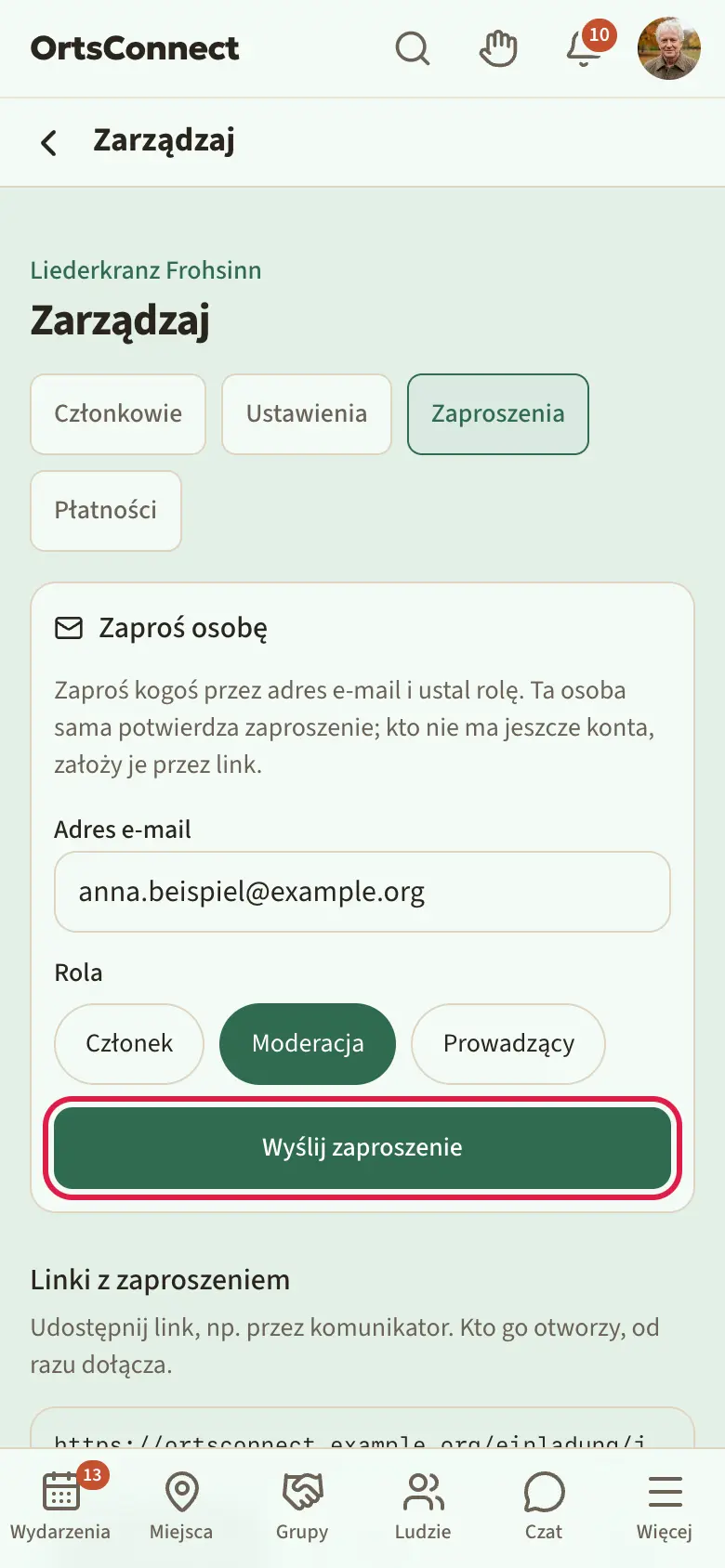 Zarządzaj › Zaproszenia: na górze „Zaproś osobę” z adresem e-mail i rolą (członek, moderacja, prowadzący), pod spodem „Linki z zaproszeniem” z istniejącym linkiem (liczba użyć i data ważności, przyciski „Udostępnij” i „Kopiuj”) i formularzem „Utwórz nowy link”