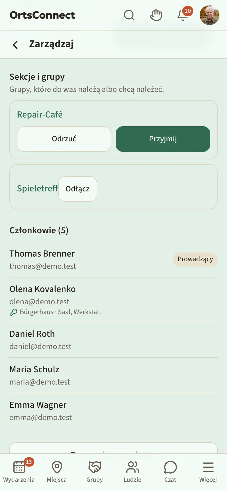 Zarządzaj › Członkowie stowarzyszenia, sekcja „Sekcje i grupy” z jedną grupą proszącą o przyjęcie (przyciski „Odrzuć” i „Przyjmij”) i jedną potwierdzoną grupą (przycisk „Odłącz”)