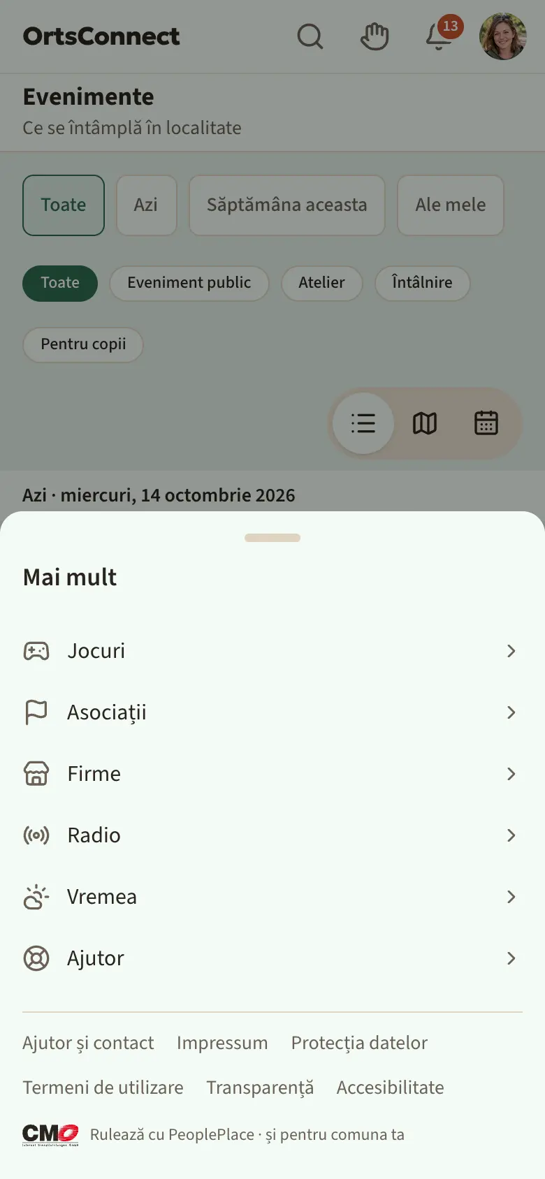 bara de jos cu Evenimente, Locuri de întâlnire, Grupuri, Oameni, Chat, Mai mult; „Evenimente” este evidențiat ca activ, la simbolul de chat un număr 2; alături fereastra deschisă „Mai mult” cu Asociații, Firme și Ajutor, dedesubt rândul cu Ajutor și contact, Impressum, Protecția datelor etc.