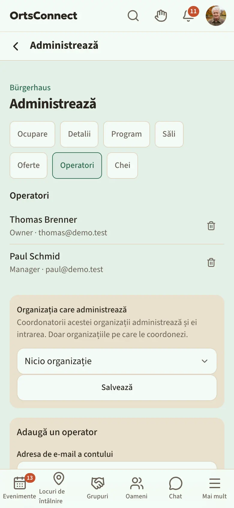 Administrare › Operatori, listă cu doi operatori (Owner și Manager), dedesubt caseta „Organizația care administrează” și caseta „Adaugă un operator” cu câmpul de e-mail