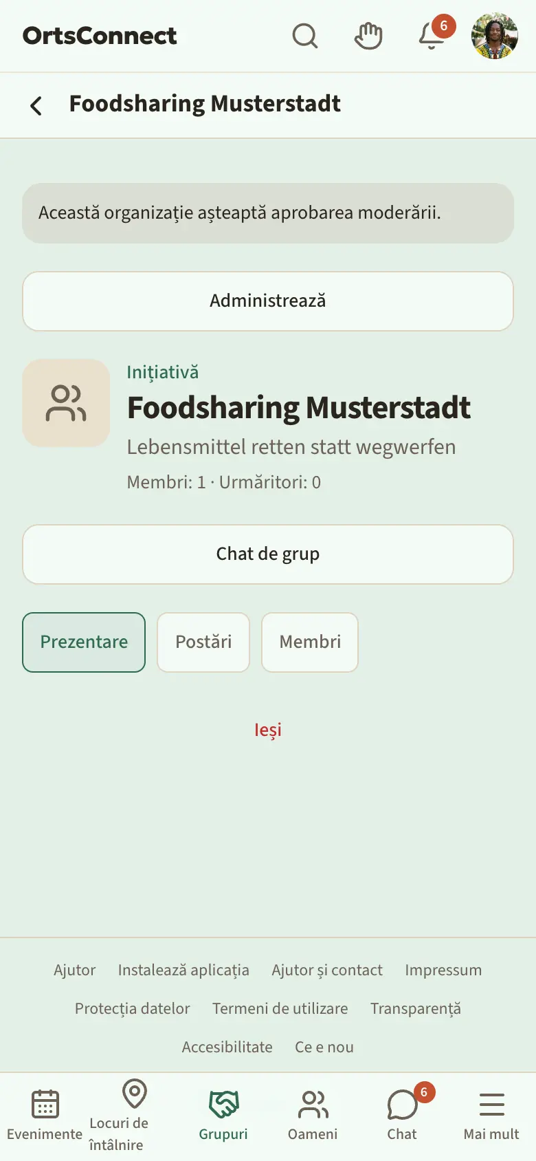 Pagina unei organizații noi cu mesajul colorat „Această organizație așteaptă aprobarea moderării.”