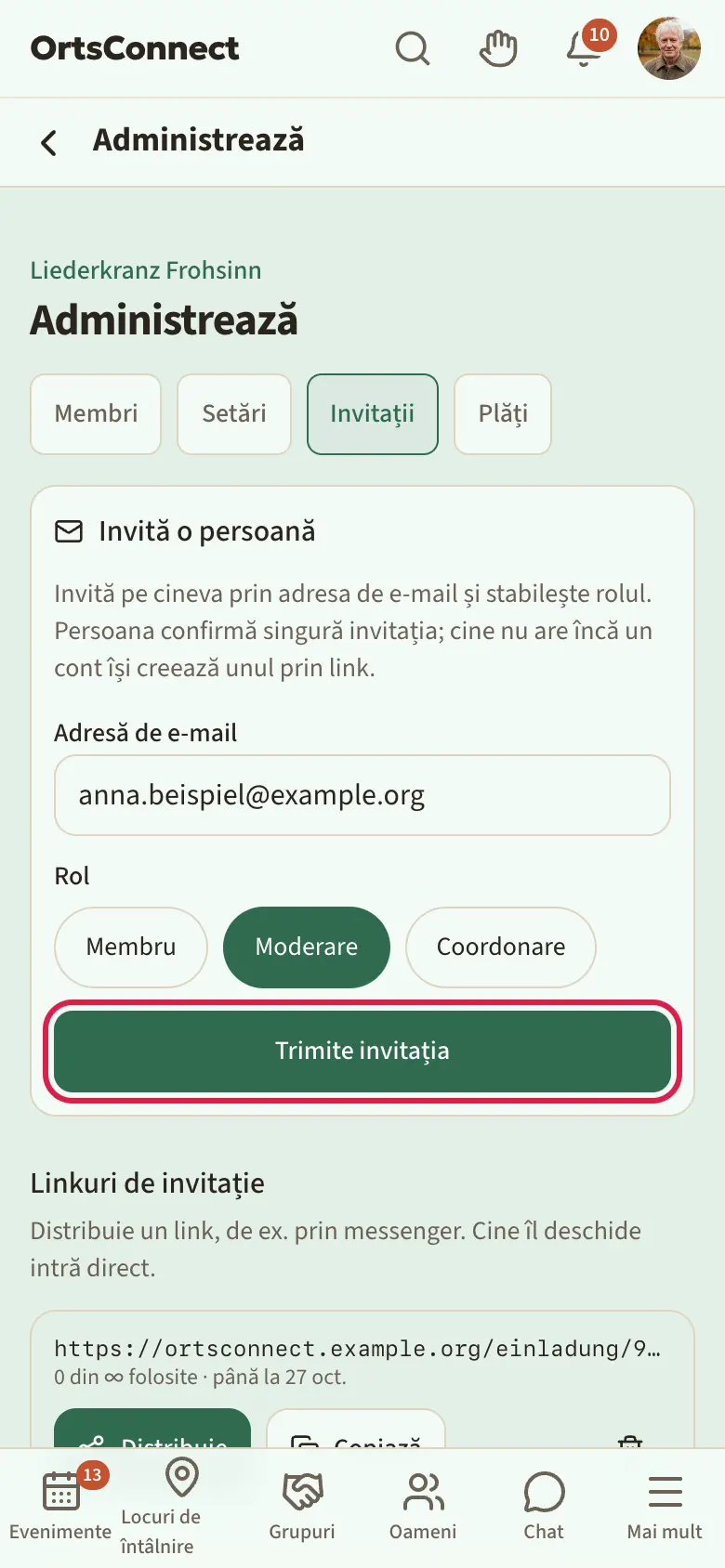 Administrează › Invitații: sus „Invită o persoană” cu adresa de e-mail și rolul (Membru, Moderare, Coordonare), dedesubt „Linkuri de invitație” cu un link existent (utilizări și data expirării, butoanele „Distribuie” și „Copiază”) și formularul „Generează un link nou”