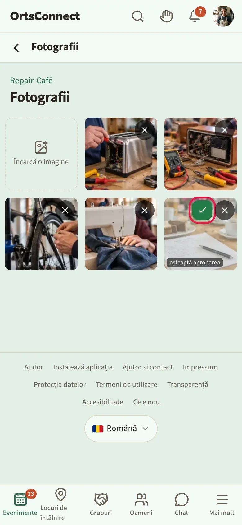 Pagina de fotografii a unui eveniment în grilă, o fotografie pe jumătate transparentă cu „așteaptă aprobarea” și butoanele rotunde bifă și cruce