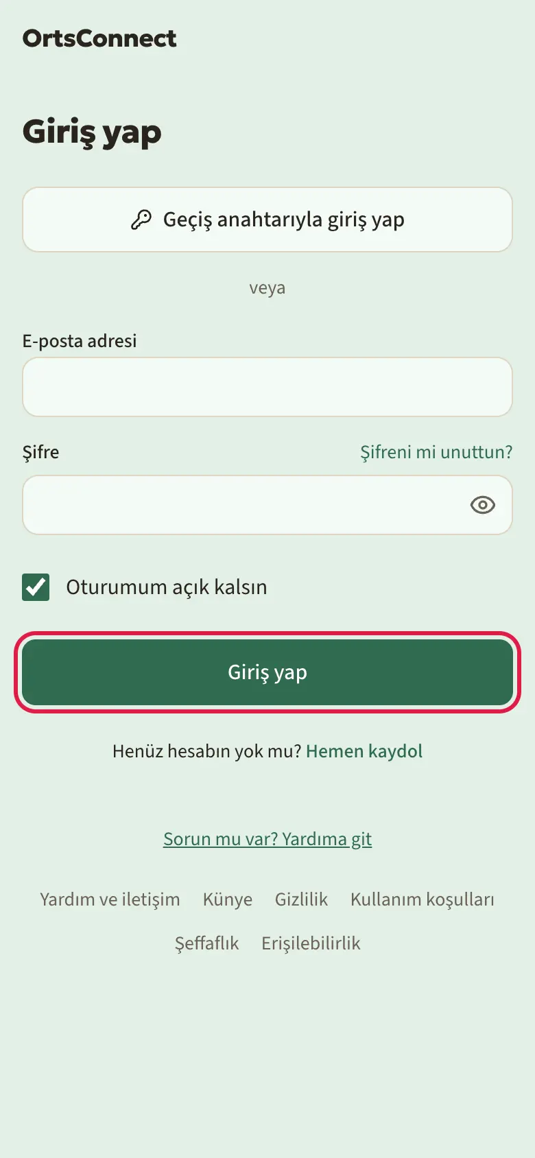 Üstte “Geçiş anahtarıyla giriş yap” düğmesi, altında “veya” ile e-posta adresi ve şifre alanlarının olduğu “Giriş yap” sayfası, “Giriş yap” düğmesi vurgulu