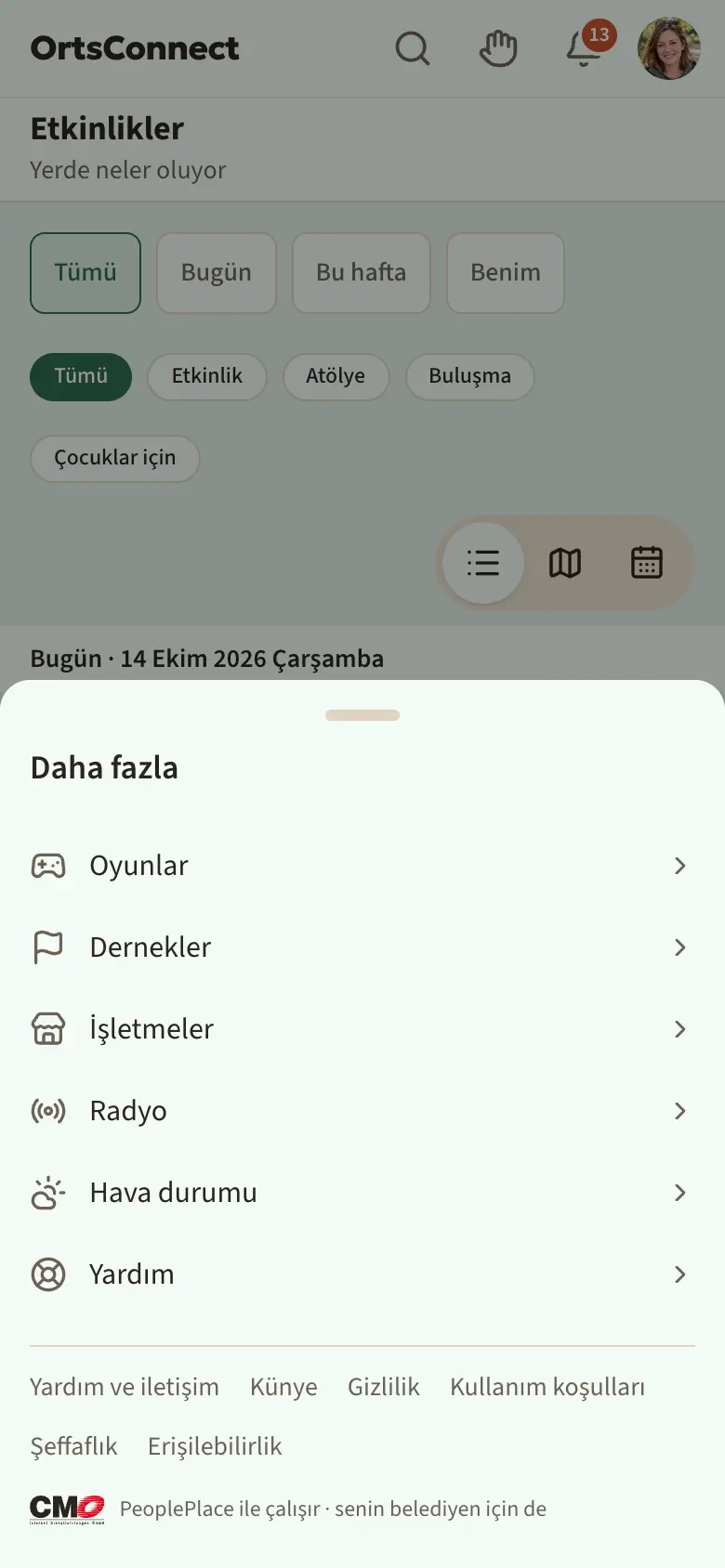 Etkinlikler, Buluşma yerleri, Gruplar, Kişiler, Sohbet, Daha fazla ile alt çubuk; “Etkinlikler” etkin olarak vurgulu, sohbet simgesinde 2 sayısı; yanında Dernekler, İşletmeler ve Yardım ile açılmış “Daha fazla” penceresi, altında Yardım ve iletişim, Künye, Gizlilik vb. satırı
