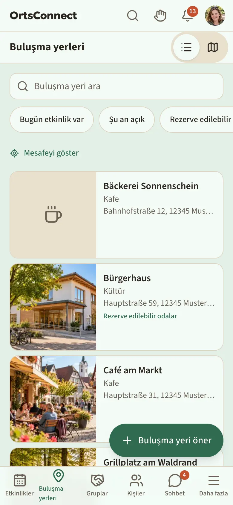 Liste görünümünde “Buluşma yerleri” bölümü, Bugün etkinlik var, Şu an açık, Rezerve edilebilir odalar ve Yeme-içme, Alışveriş vb. seçim düğmeleriyle, altında fotoğraf, “18:00 saatine kadar açık” ve mesafe bilgisiyle üç buluşma yeri kartı