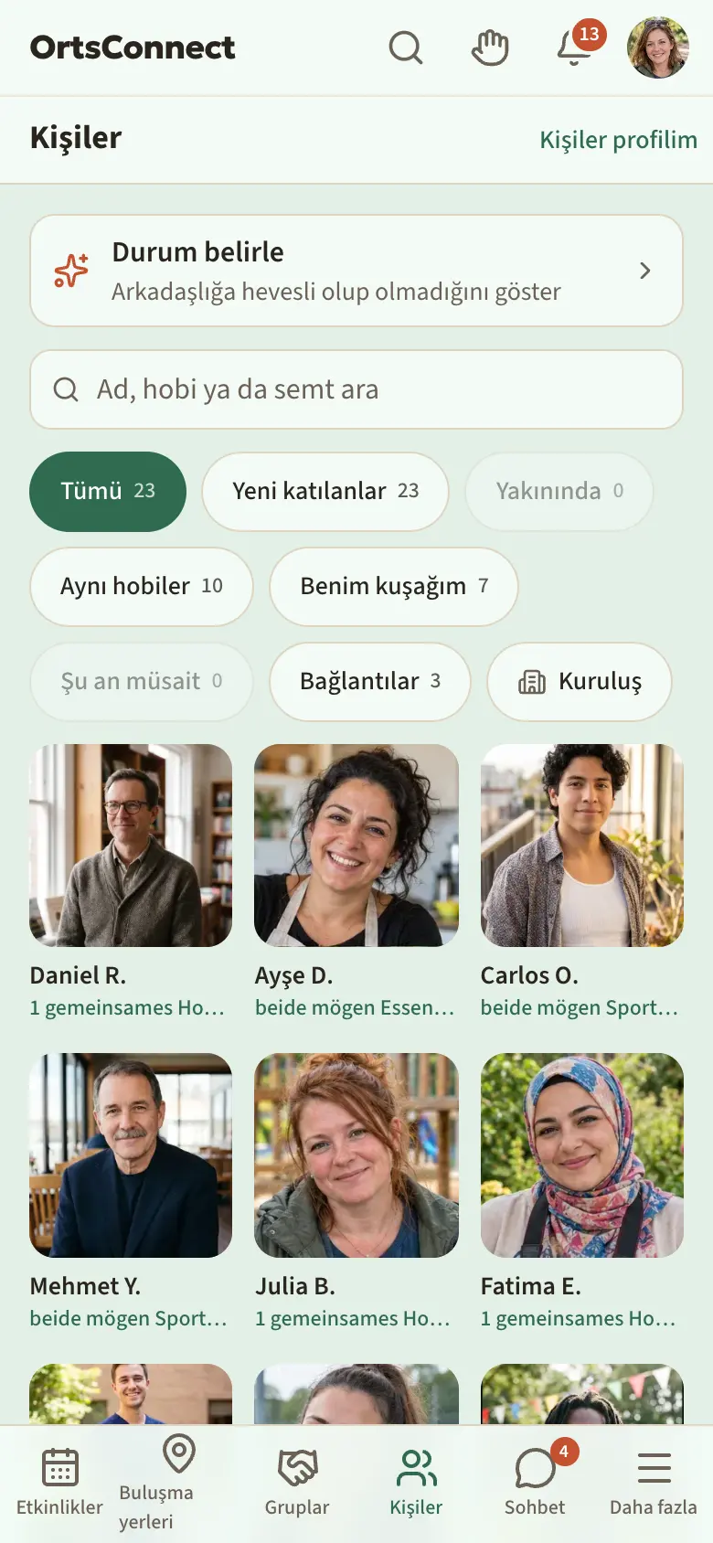 “Durum belirle” satırıyla “Kişiler” bölümü, altında arama alanı ve sayılarıyla Tümü, Yeni katılanlar, Yakınında, Aynı hobiler, Benim kuşağım, Şu an müsait, Bağlantılar filtreleri, “Tümü” etkin; kartlar yerine ızgarada kutucuklar; fotoğraf, ad ve baş harf, on yıl olarak yaş ve “2 ortak hobi (Wandern, Kochen)” gerekçesiyle iki kişi kartı