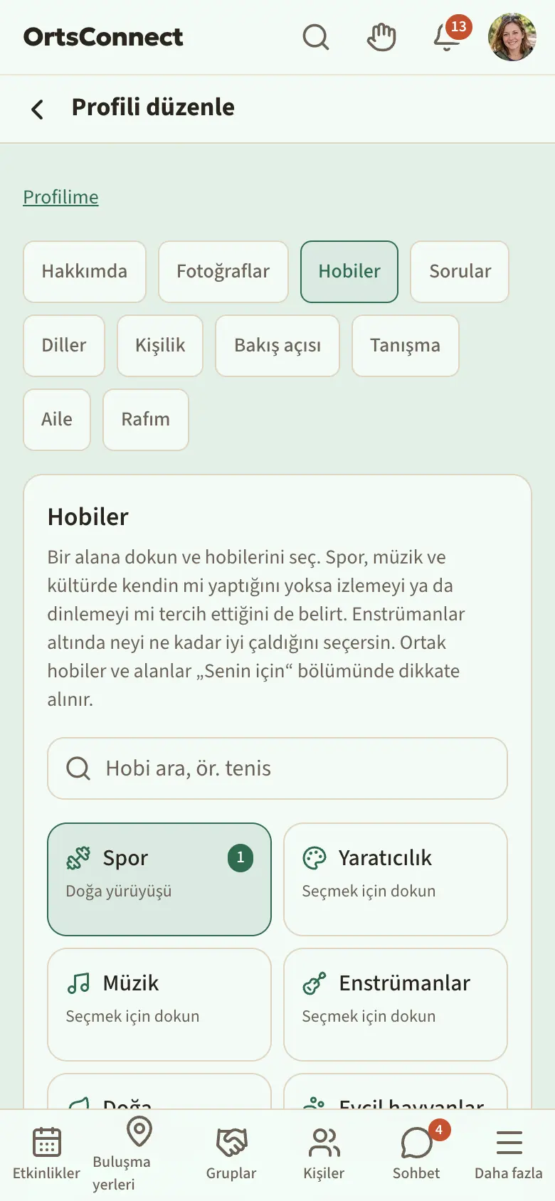 Telefonda Profilim › Profili düzenle: üstte Hakkımda, Fotoğraflar, Hobiler, Sorular … sekmelerinden oluşan şerit; “Hobiler” etkin ve renkli bir nokta taşıyor; altta “Profilimde göster” kutusu ve onun altında, çubuğun üstünde, “Hobiler kaydet” düğmesi vurgulu sabit “Kaydedilmedi” satırı