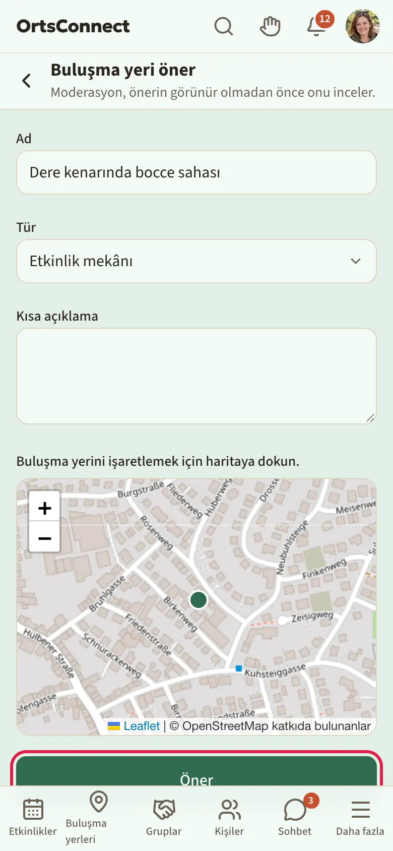 Doldurulmuş “Buluşma yeri öner” sayfası, işaret konmuş harita, “Kuruluş için” alanı ve “Öner” düğmesi vurgulu