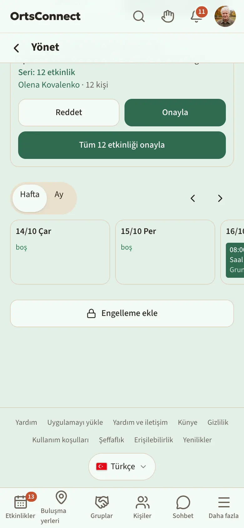 Yönetim › Doluluk, üç gün sütunlu haftalık görünüm, onaylanmış (tamamen renkli) ve talep edilmiş (kesik çizgili kenarlı) birer blok; “Hafta · Ay” geçiş düğmesi vurgulu