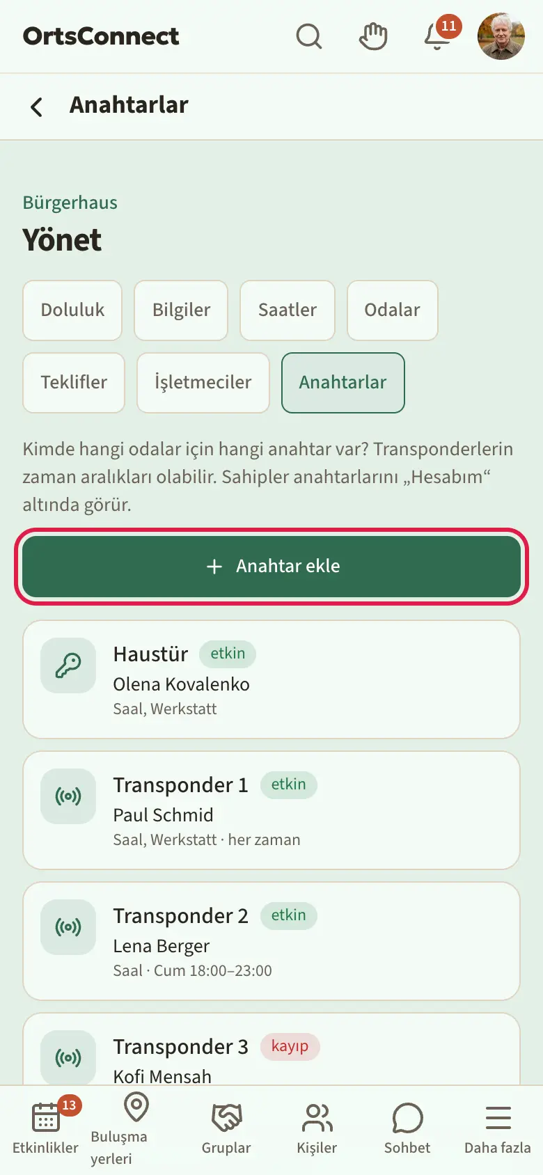 Yönetim › Anahtarlar: “Anahtarlar” sekmesi etkin, transponderler ve bir anahtarla liste (sahibi, odalar, “her zaman” veya zaman aralıkları, “etkin” ve “kayıp” durumları, biri “verilmedi”), “Anahtar ekle” düğmesi vurgulu