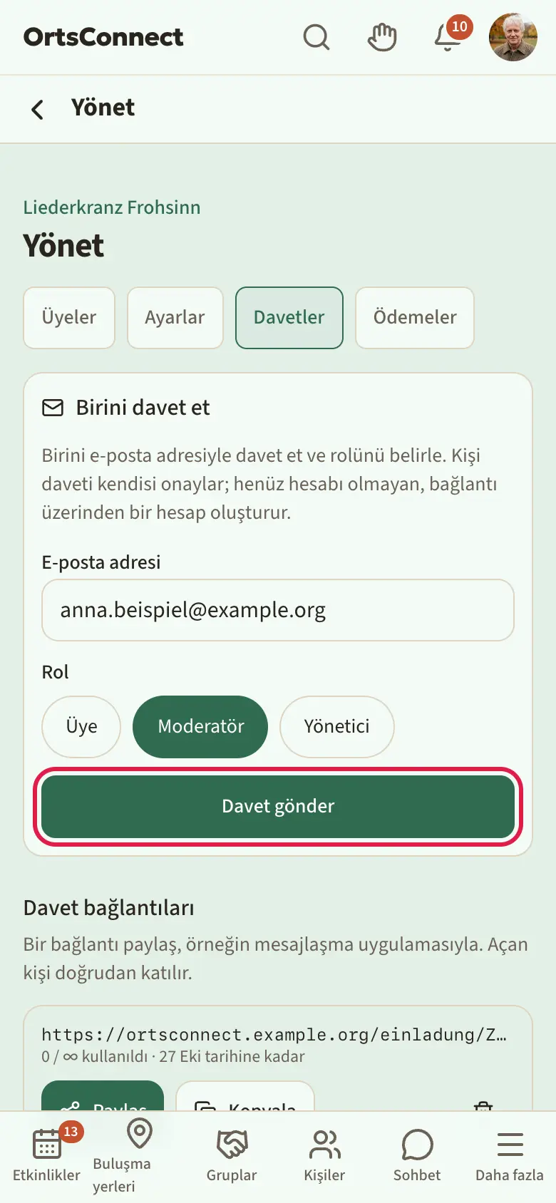 Yönet › Davetler: üstte e-posta adresi ve rol (Üye, Moderatör, Yönetici) ile “Birini davet et”, altında mevcut bir bağlantıyla (kullanım ve bitiş tarihi, “Paylaş” ve “Kopyala” düğmeleri) “Davet bağlantıları” ve “Yeni bağlantı oluştur” formu