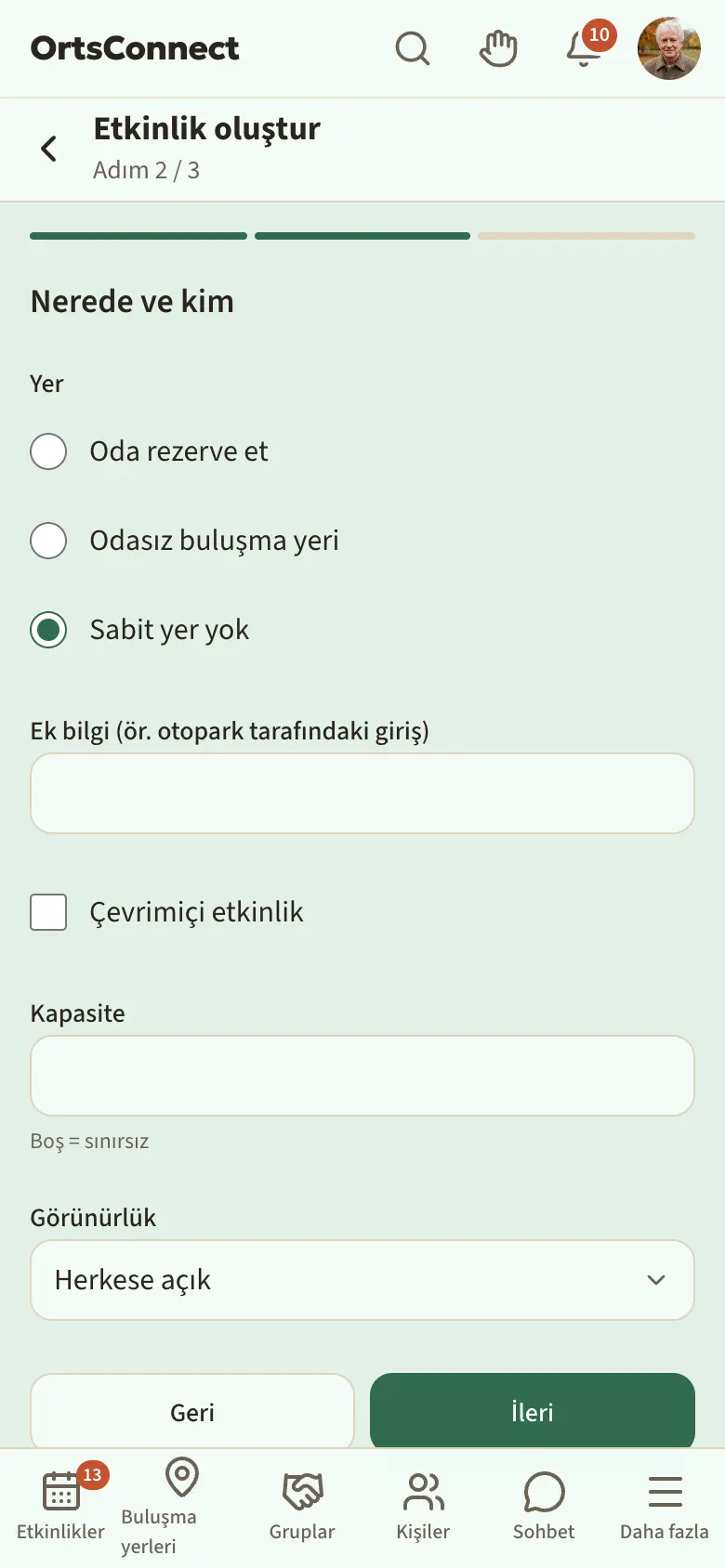 “Etkinlik oluştur” sihirbazı, “Oda rezerve et” / “Odasız buluşma yeri” / “Sabit yer yok” seçimi, kapasite ve görünürlükle 2. adım “Nerede ve kim”