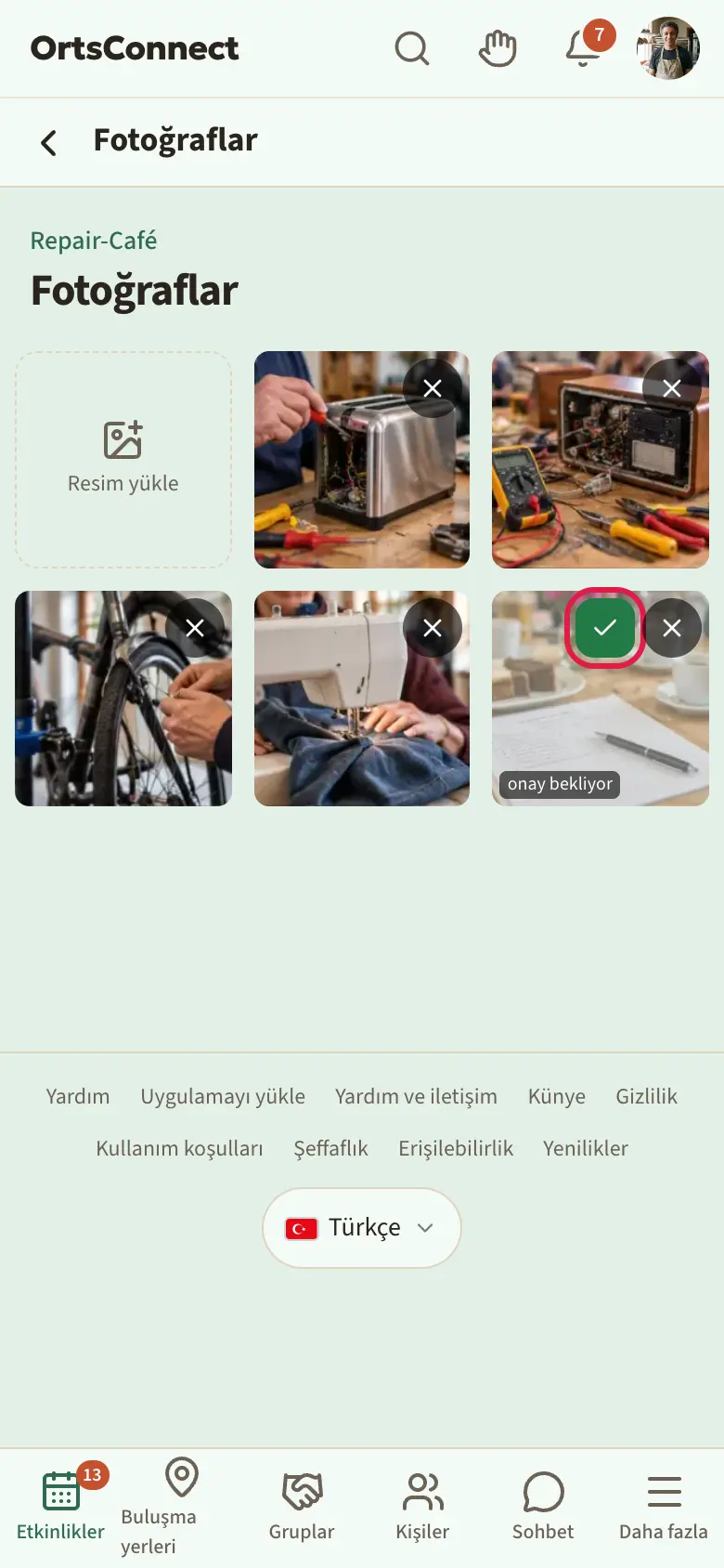 Izgara görünümünde bir etkinliğin fotoğraf sayfası, bir fotoğraf “onay bekliyor” ile yarı saydam, yuvarlak onay işareti ve çarpı düğmeleriyle