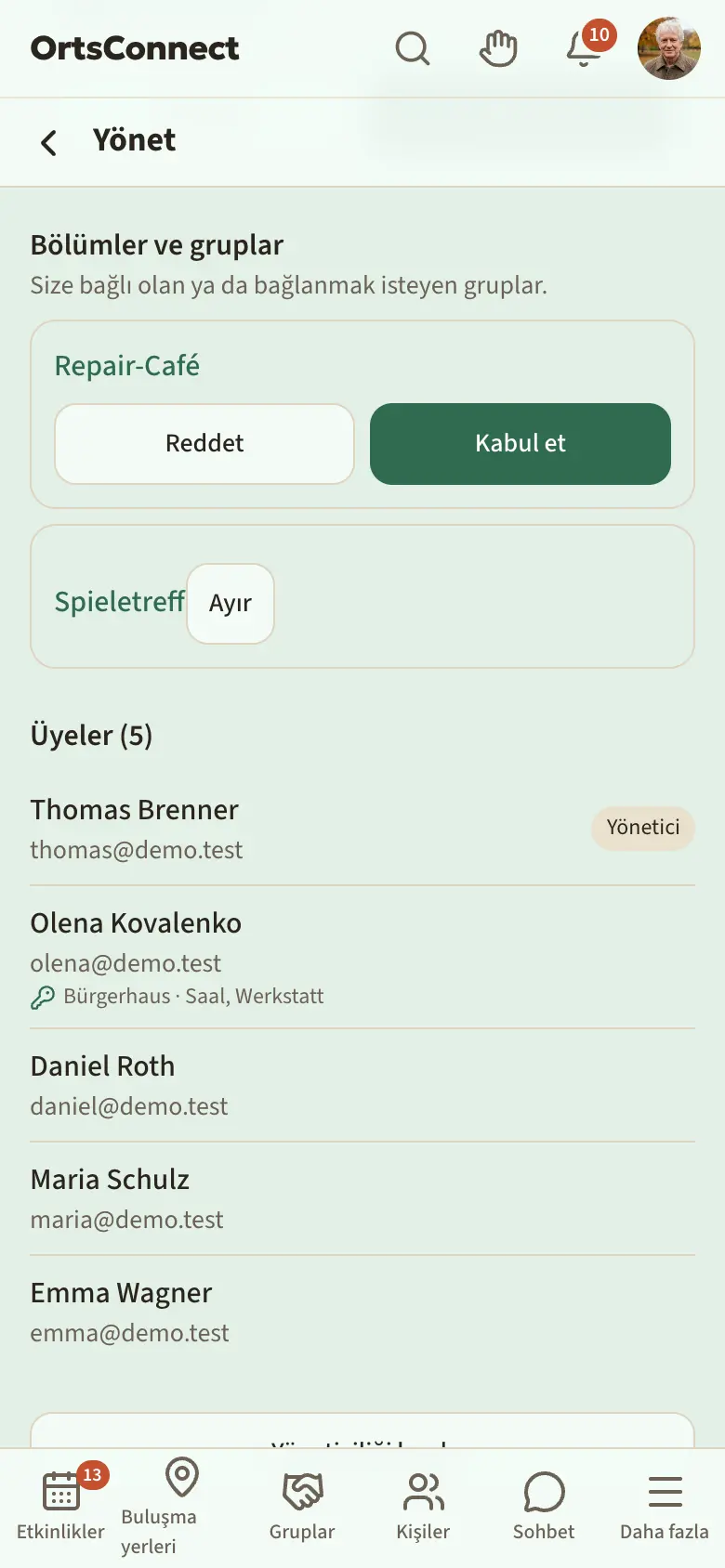 Bir derneğin Yönet › Üyeler sayfası, istek gönderen bir grupla (“Reddet” ve “Kabul et” düğmeleri) ve onaylanmış bir grupla (“Ayır” düğmesi) “Bölümler ve gruplar” bölümü