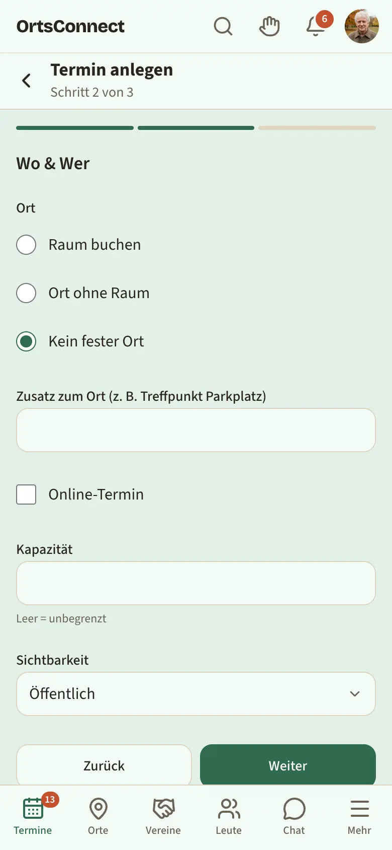 Assistent „Termin anlegen“, Schritt 2 „Wo & Wer“ mit Auswahl „Raum buchen“ / „Treffpunkt ohne Raum“ / „Kein fester Ort“, Kapazität und Sichtbarkeit