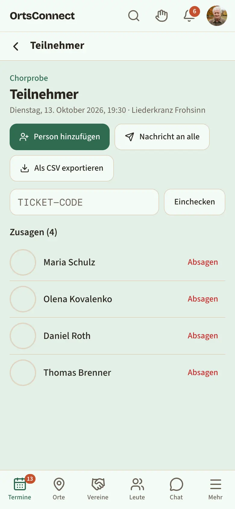 Seite „Teilnehmer“ mit Knöpfen „Person hinzufügen“, „Nachricht an alle“, „Als CSV exportieren“, Ticket-Code-Feld und Liste „Zusagen“ mit runden Anwesenheits-Kreisen